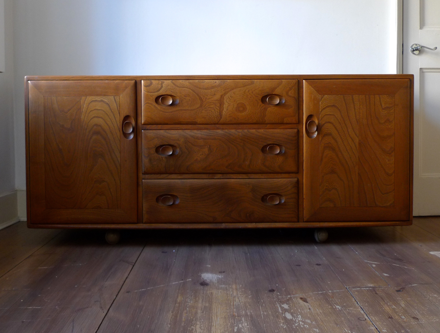 VINTAGE EARLY BLUE LABEL ERCOL WINDSOR MODEL 455 ELM SIDEBOARD 1960s