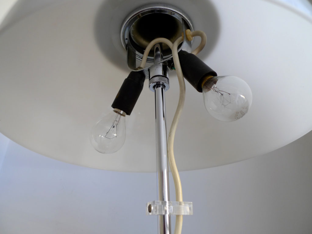 Space Age Harvey Guzzini “Faro” White Adjustable Table Lamp, 1970sSpace Age Harvey Guzzini “Faro” White Adjustable Table Lamp, 1970s